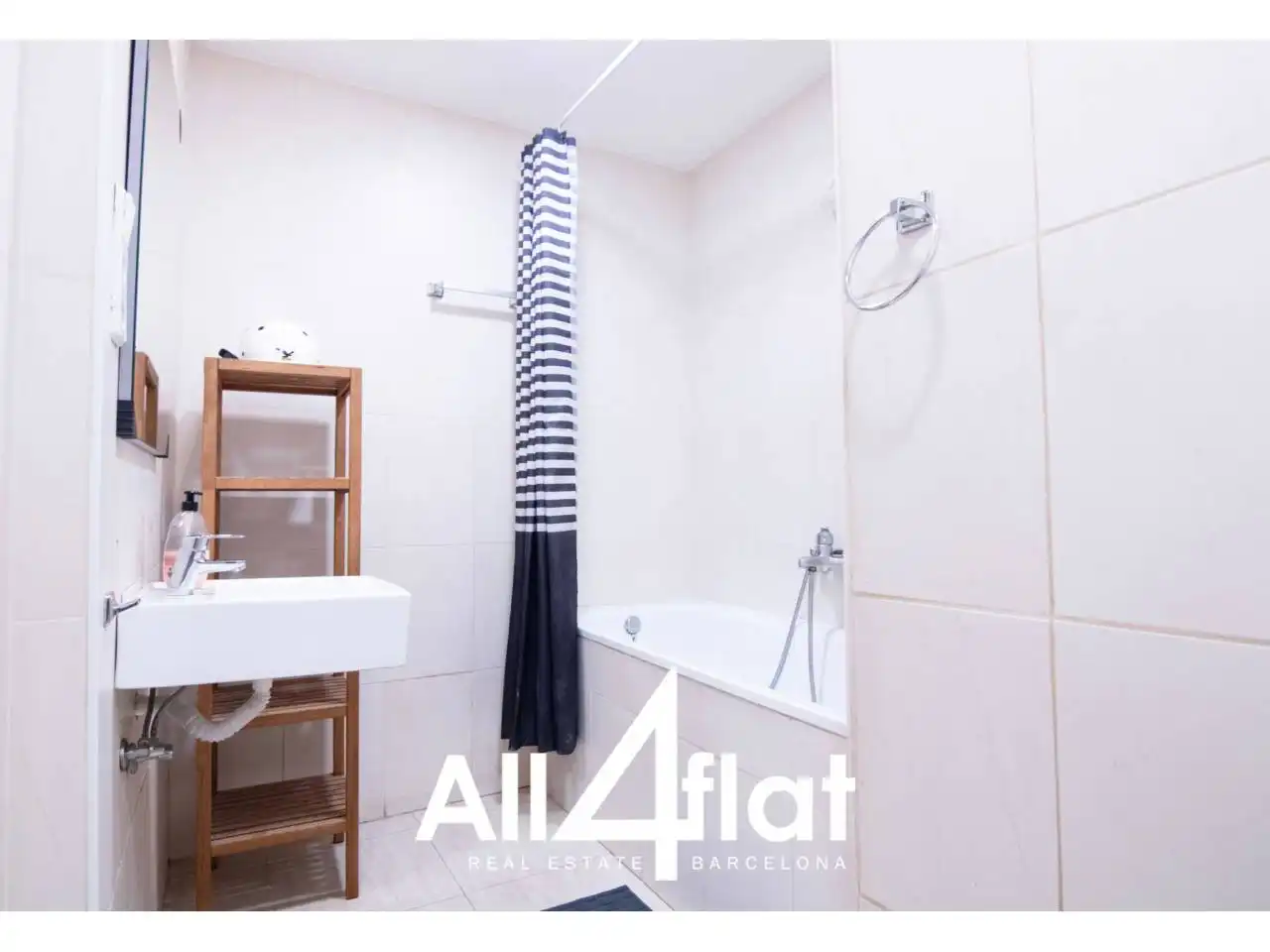 Badezimmer von Wohnung zur Miete in Barcelona mit Klimaanlage, Parkett und Möbliert