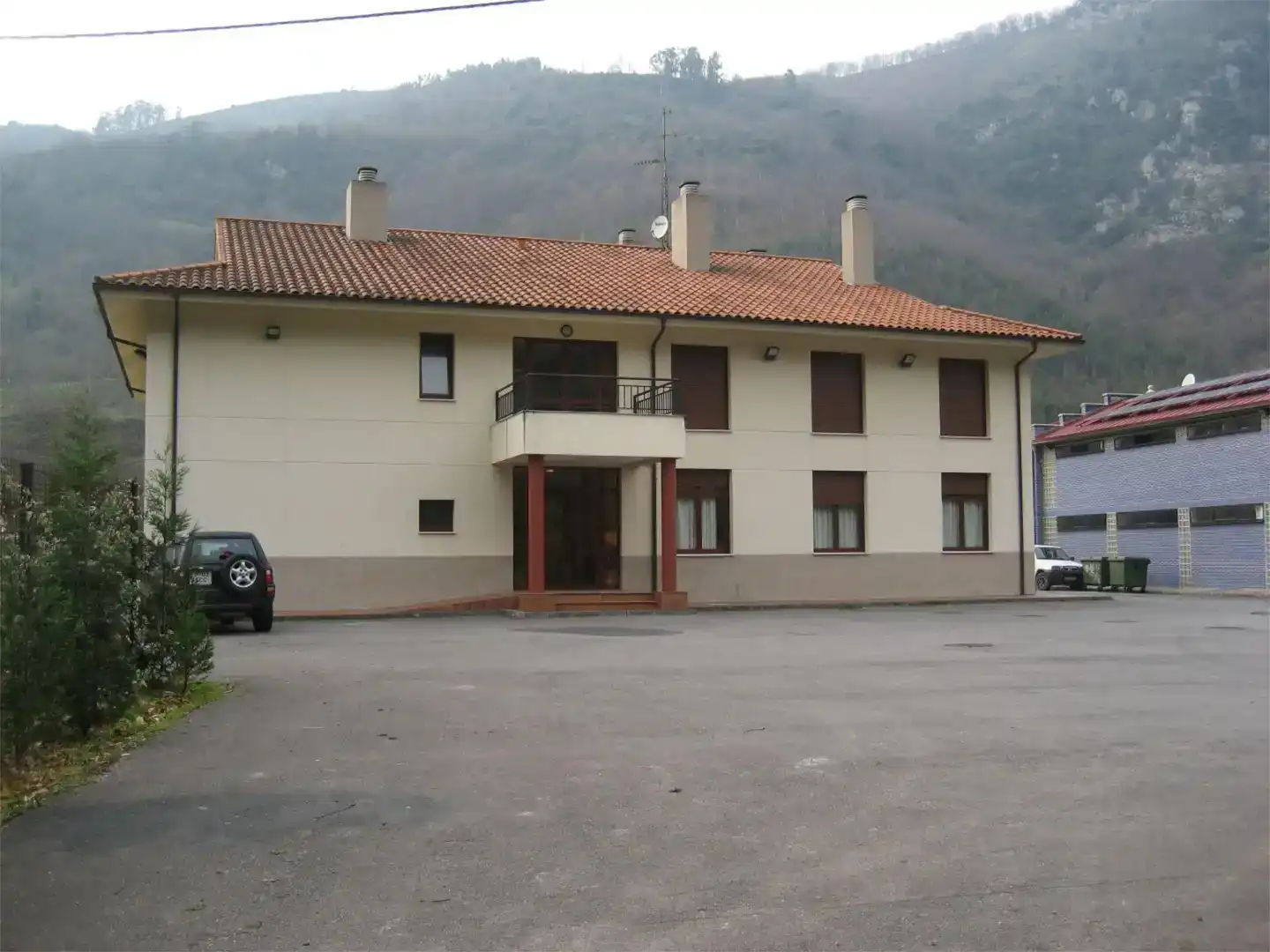 Vista exterior de Finca rústica en venda en Santo Adriano amb Moblat