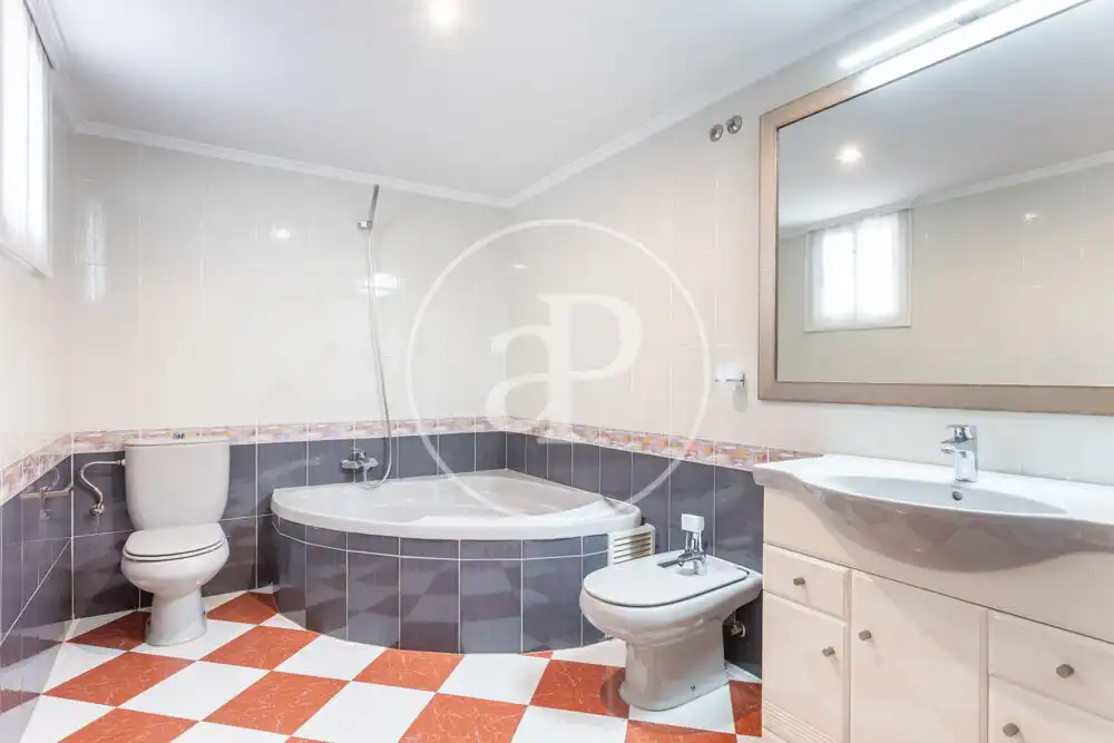 Baño de Dúplex de alquiler en Burjassot con Aire acondicionado, Calefacción y Amueblado