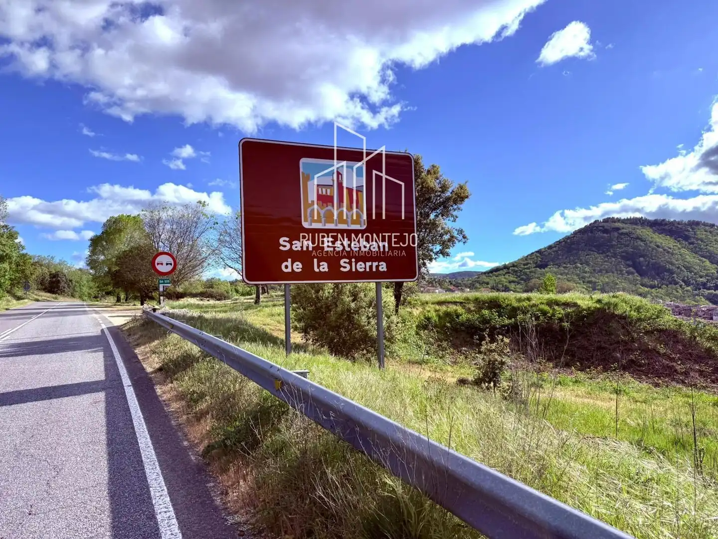 Vista exterior de Casa o xalet de lloguer en San Esteban de la Sierra amb Aire condicionat, Calefacció i Terrassa