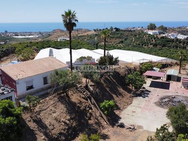 Casa rústica con piscina en venta en Almayate
