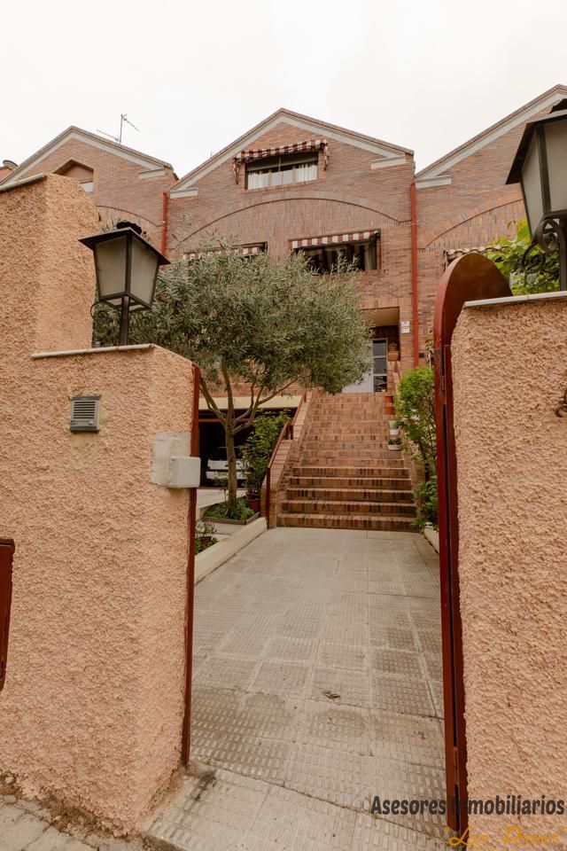 Exterior view of Single-family semi-detached for sale in  Madrid Capital  with Air Conditioner, Heating and Private garden
