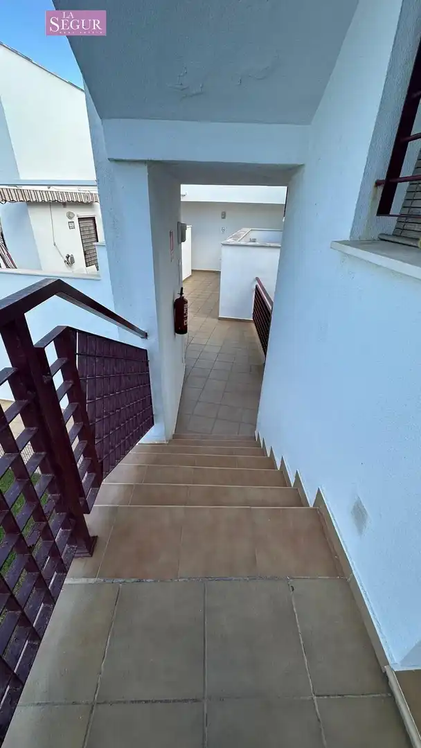 Wohnung zum Verkauf in Conil de la Frontera mit Klimaanlage, Privatgarten und Abstellraum
