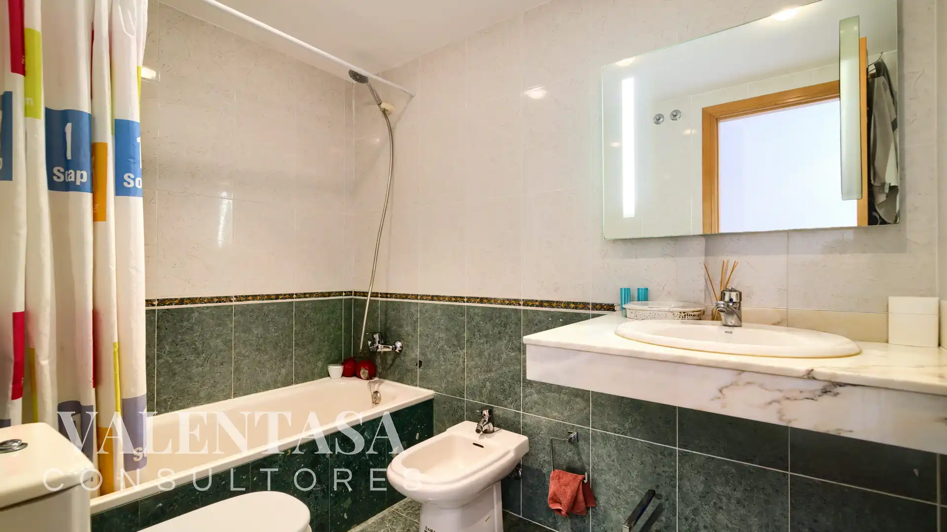 Bathroom of Flat for sale in Valencia  with Furnished and Community pool