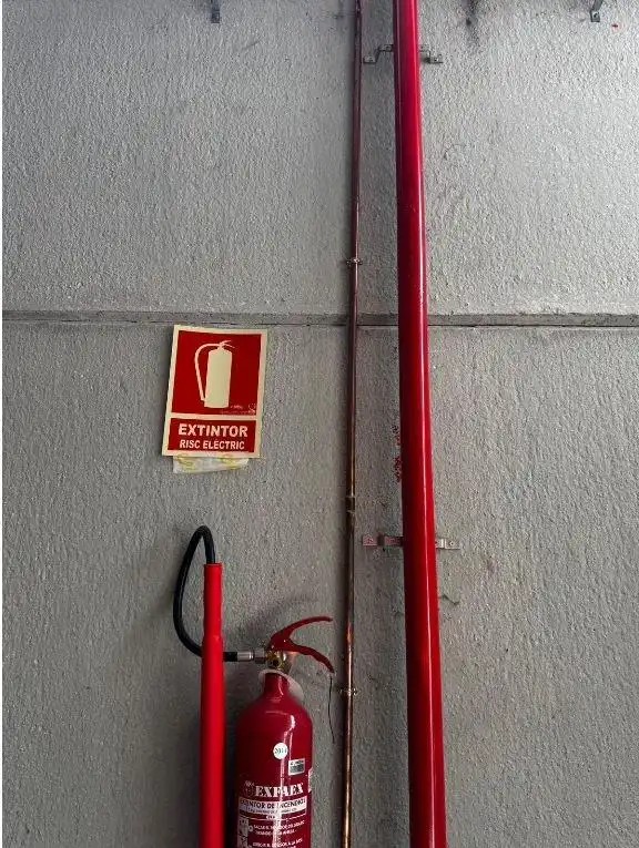 Parkplatz von Fabrikhallen zur Miete in Òdena