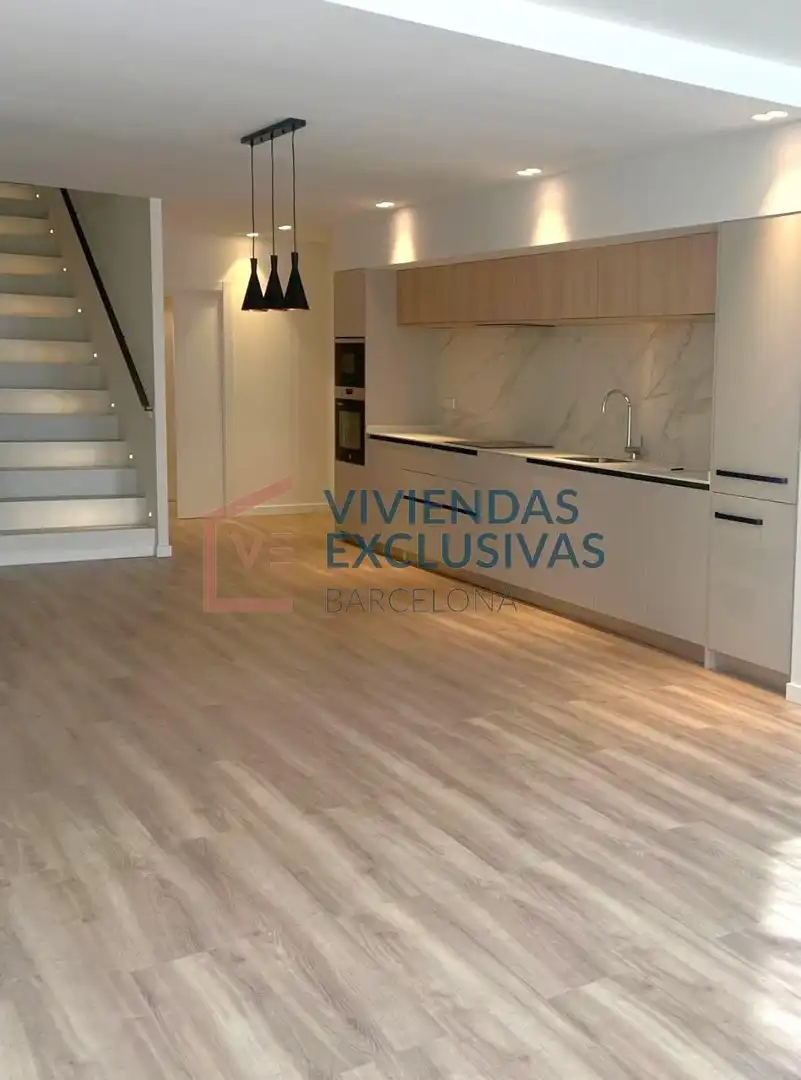 Cuina de Dúplex en venda en Barcelona amb Parquet, Balcó i Alarma