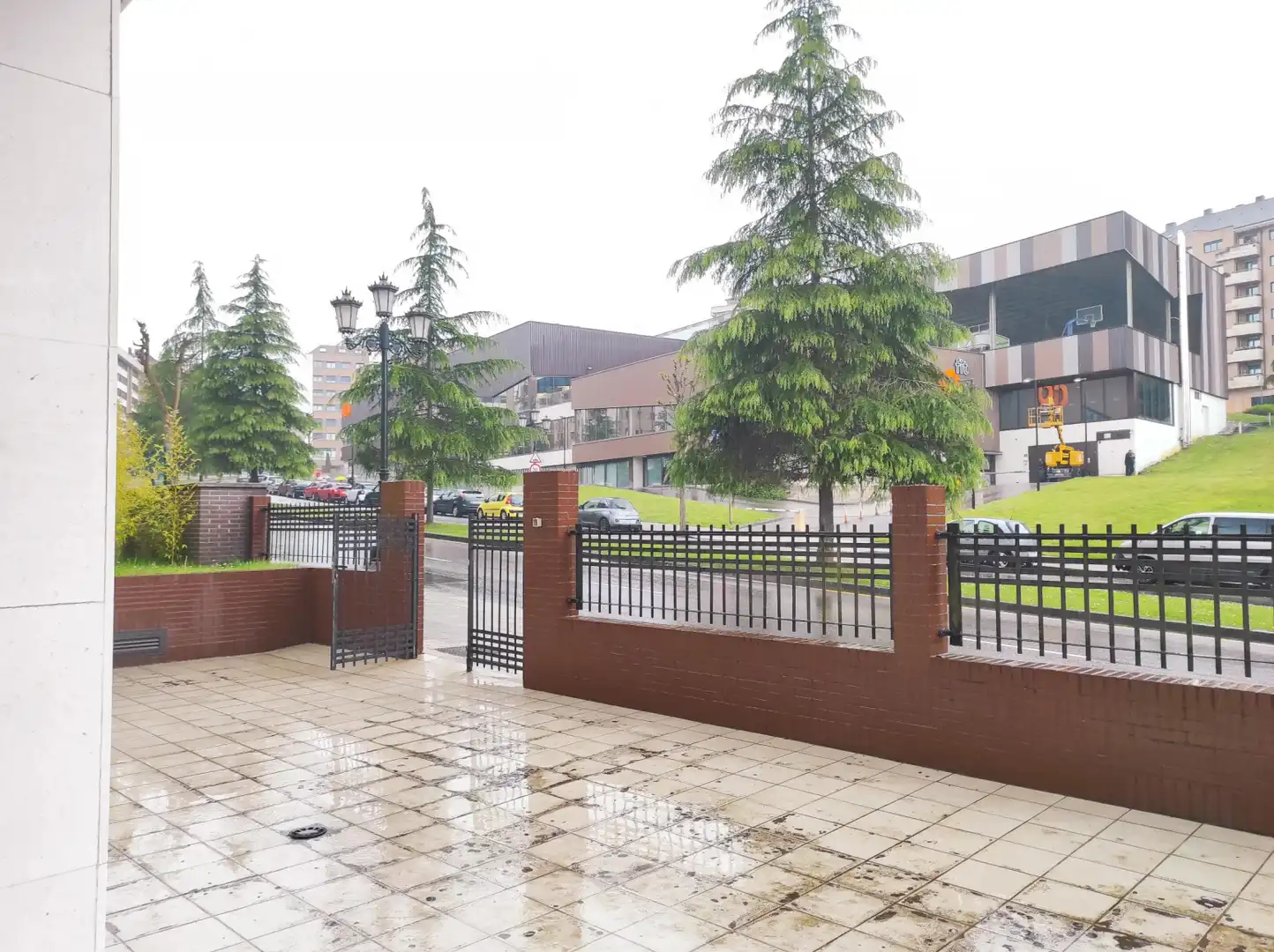 Vista exterior de Local en venta en Oviedo 