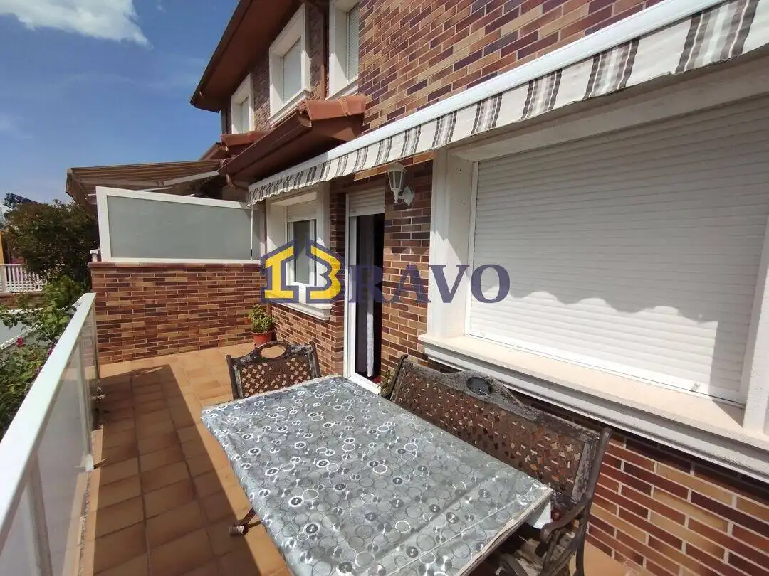 Vista exterior de Casa adosada en venta en Medina de Pomar con Calefacción, Jardín privado y Terraza