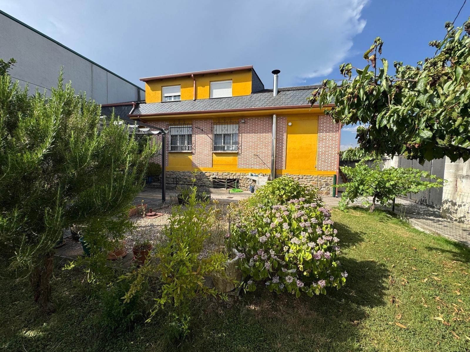 Vista exterior de Casa o xalet en venda en Ponferrada amb Terrassa