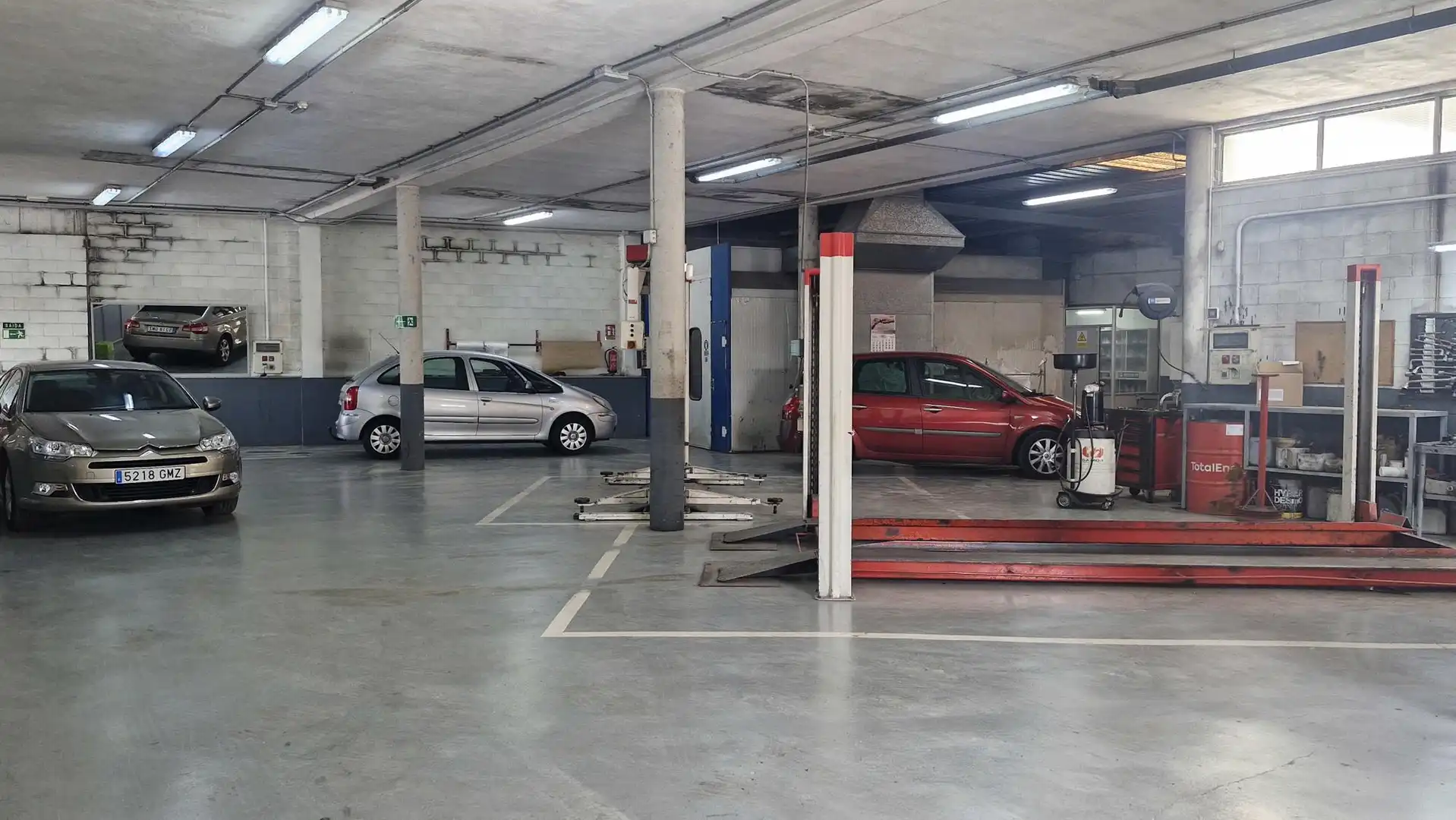 Parkplatz von Fabrikhallen zum Verkauf in Negreira