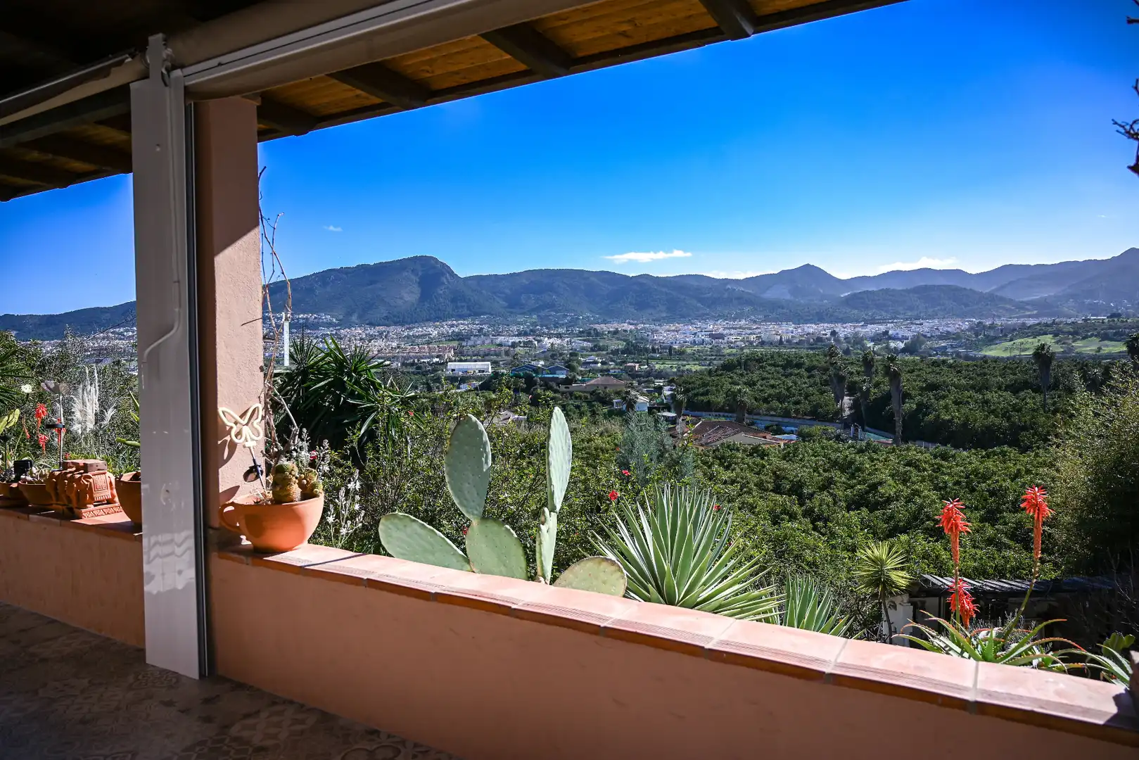 Vista exterior de Casa o chalet en venta en Alhaurín de la Torre con Aire acondicionado, Calefacción y Jardín privado