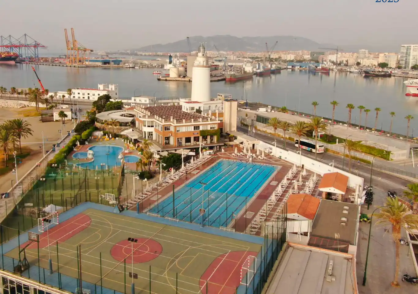 Piscina de Casa adosada en venta en Málaga con Aire acondicionado, Calefacción y Jardín privado