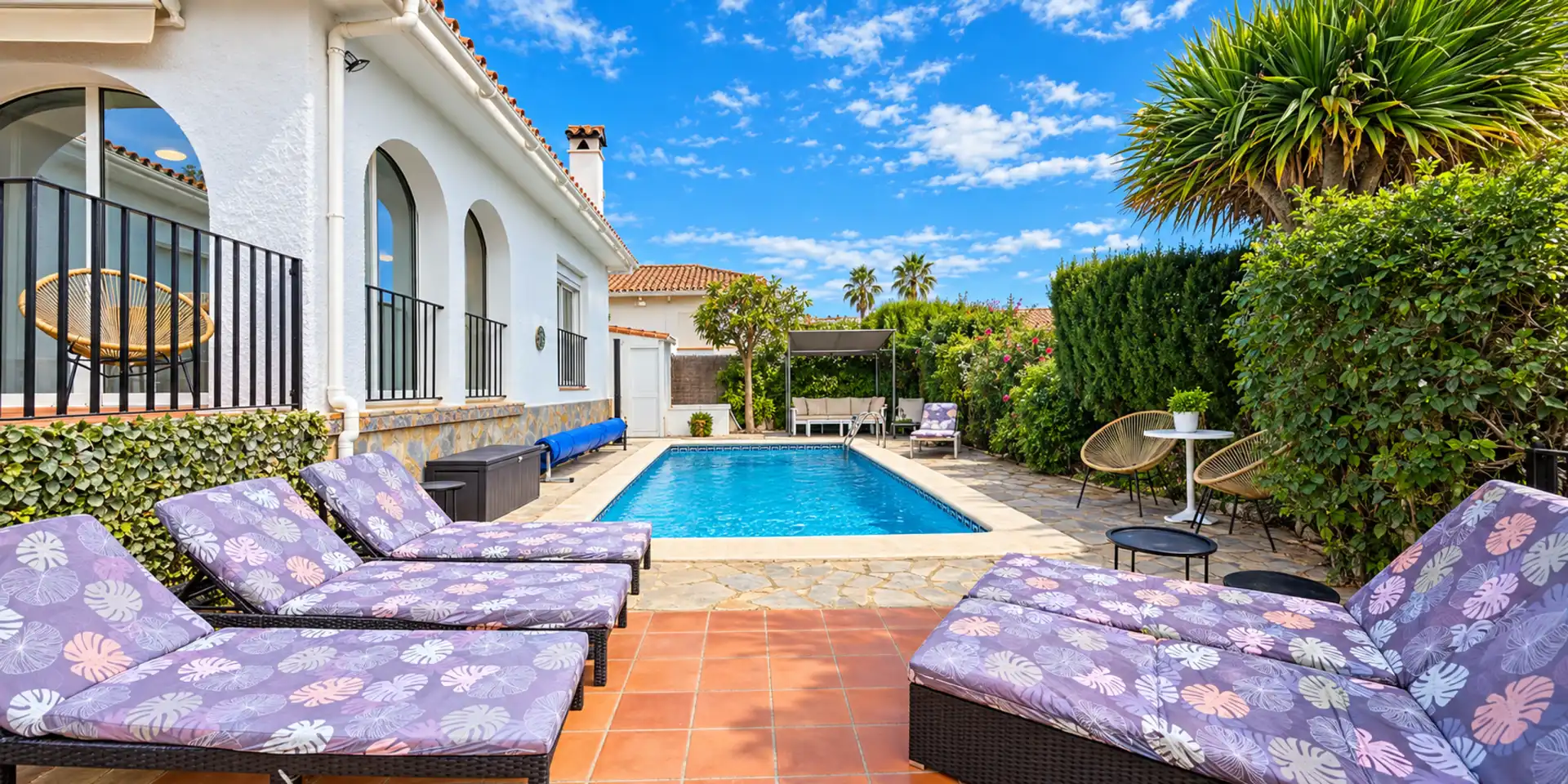 Exterior view of Houses for sale in La Duquesa
