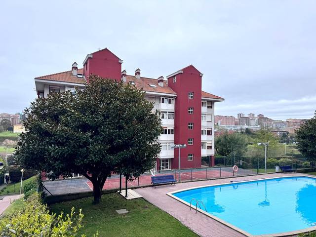 Piso en Venta en Avenida CANTABRIA en La Pereda