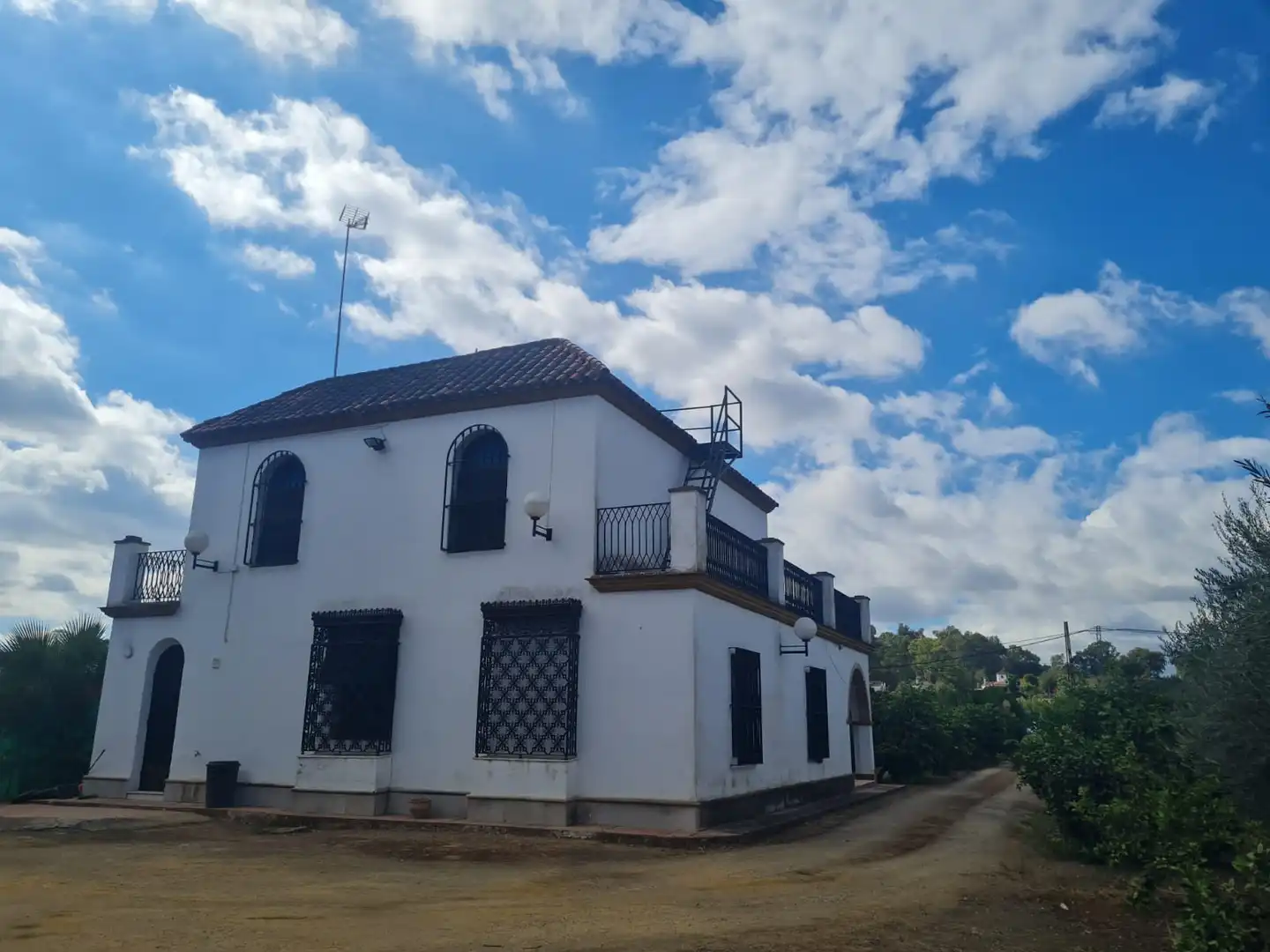 Außenansicht von Country house zum Verkauf in Cantillana mit Privatgarten, Terrasse und Schwimmbad