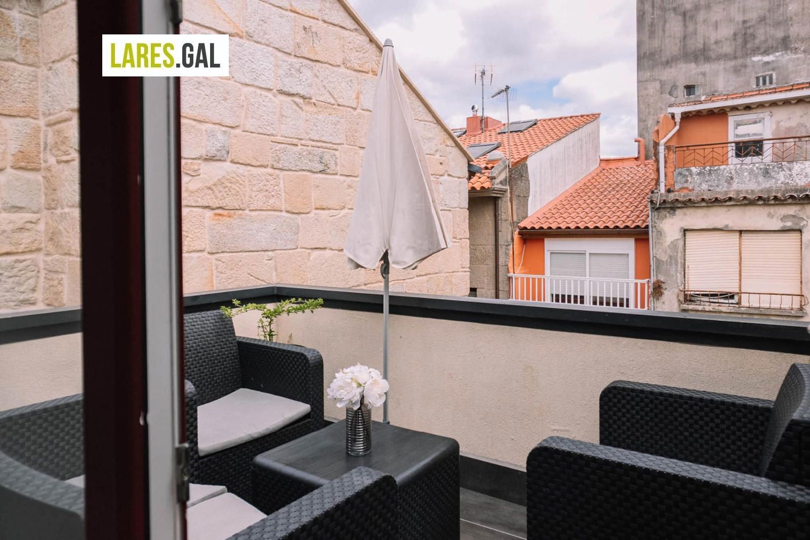 Terrassa de Casa o xalet en venda en Cangas  amb Terrassa i Moblat