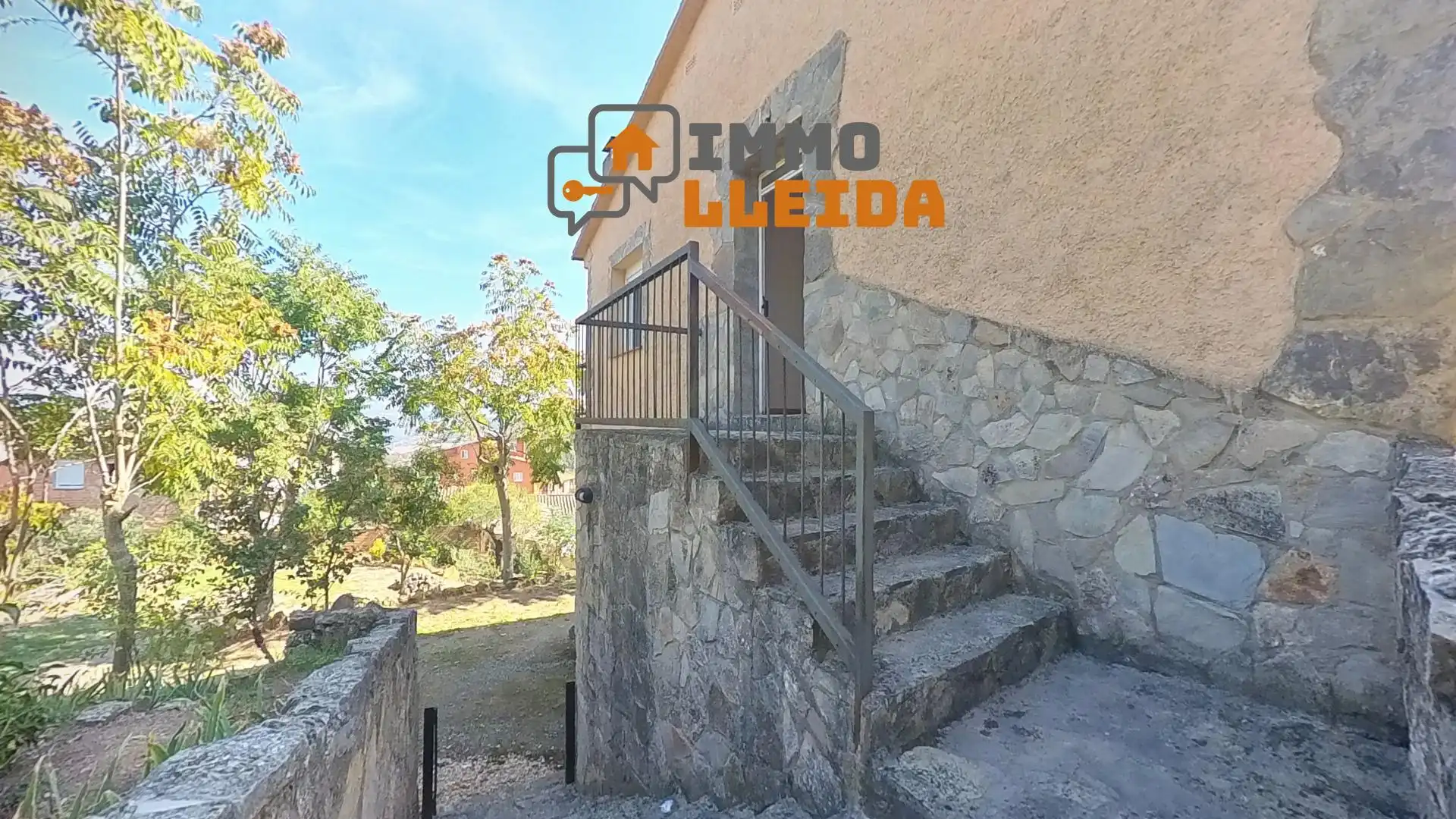 Vista exterior de Casa o xalet en venda en Les Avellanes i Santa Linya amb Calefacció, Terrassa i Balcó
