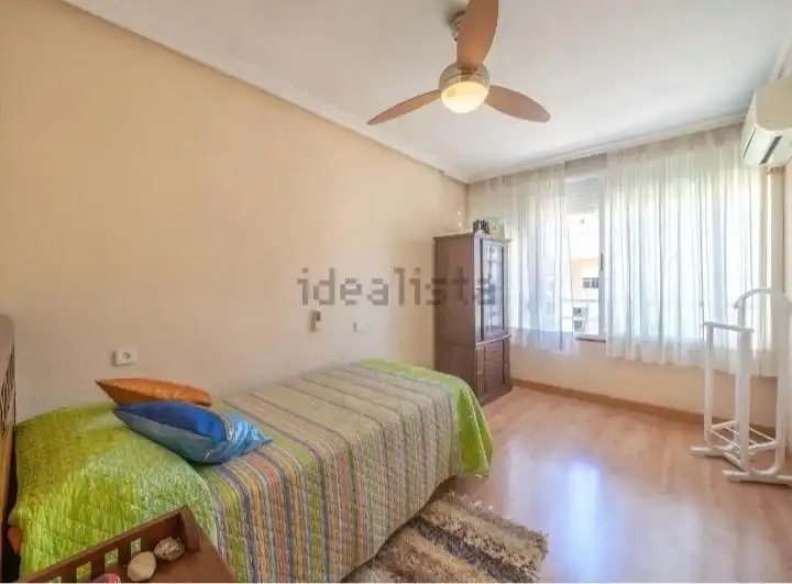 Habitación de Casa adosada en venta en Alicante / Alacant con Aire acondicionado, Calefacción y Jardín privado