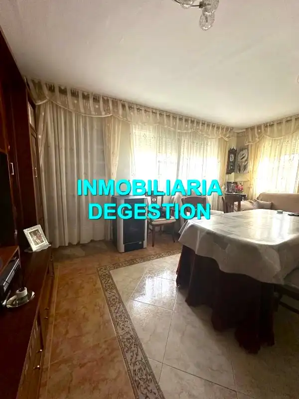 Dormitori de Casa o xalet en venda en Linares amb Aire condicionat, Calefacció i Jardí privat