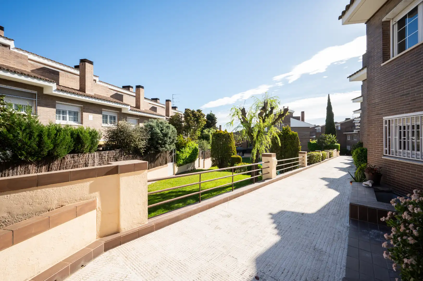 Vista exterior de Casa adosada en venda en Sant Cugat del Vallès amb Aire condicionat, Calefacció i Jardí privat