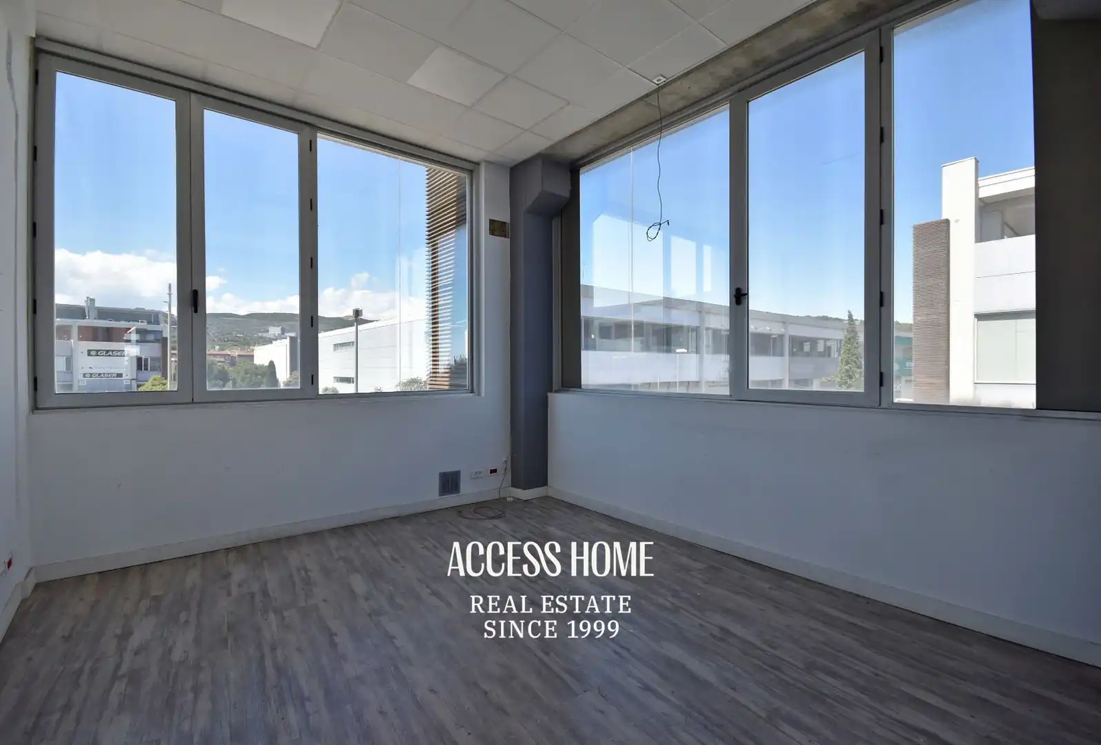 Office for sale in Badalona  with Air Conditioner and Heating