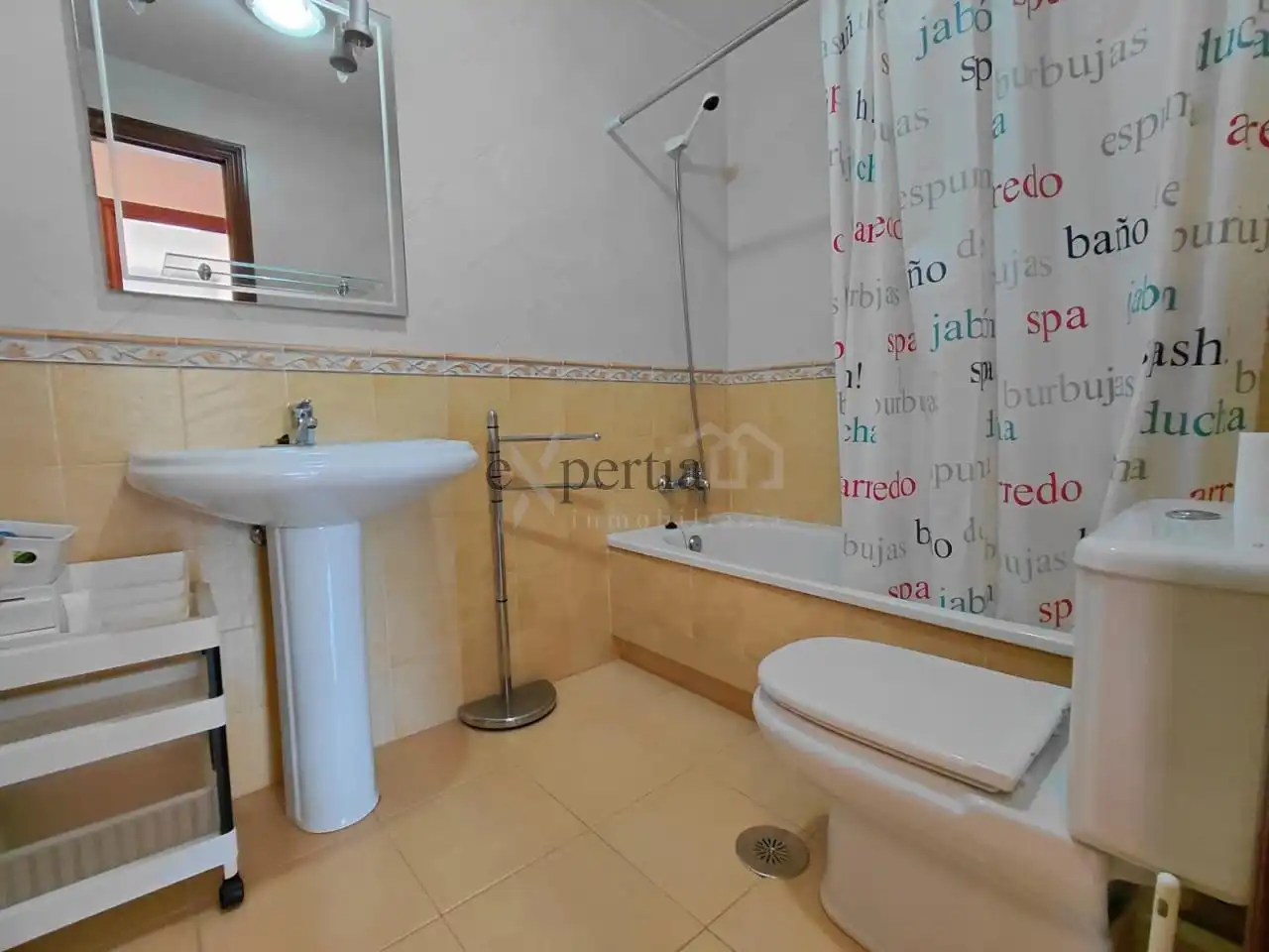 Baño de Apartamento de alquiler en Boiro con Calefacción, Terraza y Amueblado