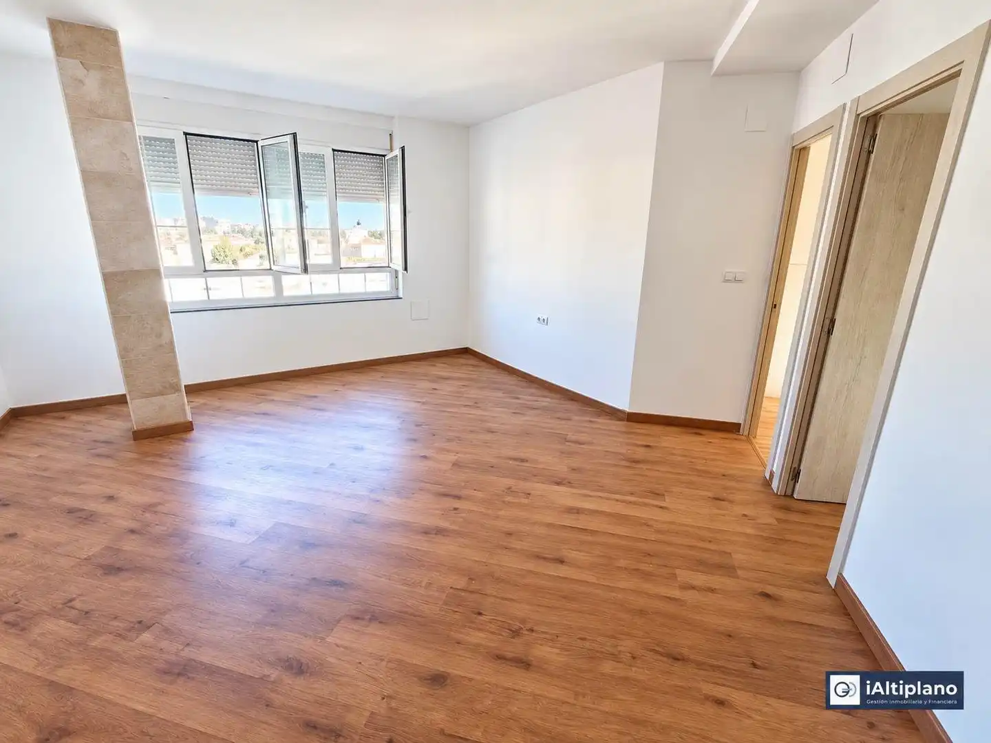 Piso con terraza en venta en Baza