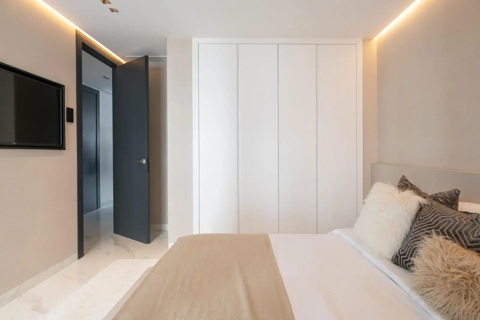 Bedroom of Flat for sale in Marbella  with Air Conditioner, Terrace and Oven