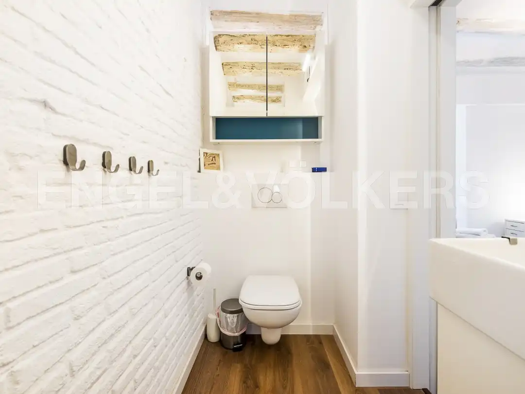 Badezimmer von Wohnung zur Miete in Barcelona mit Klimaanlage, Heizung und Parkett