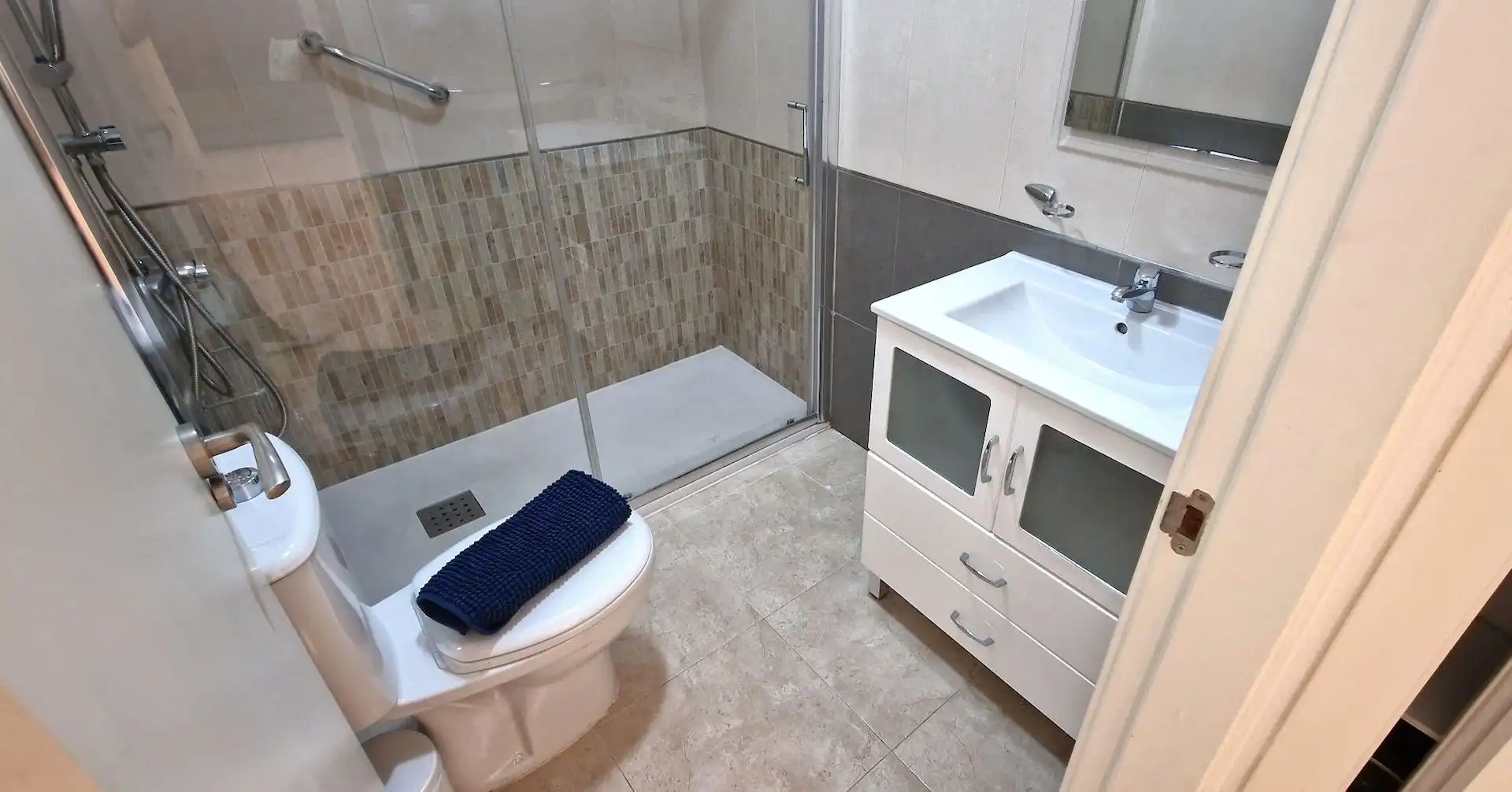 Baño de Apartamento de alquiler en Torrevieja con Balcón y Internet