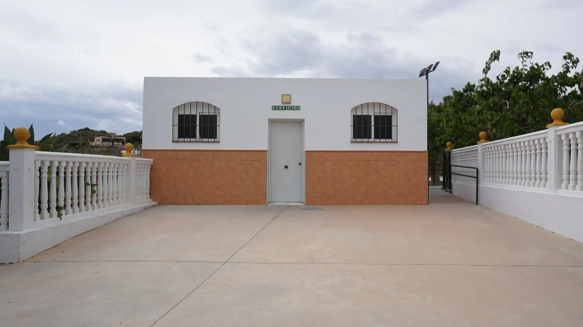 Außenansicht von Fabrikhallen zum Verkauf in Motril