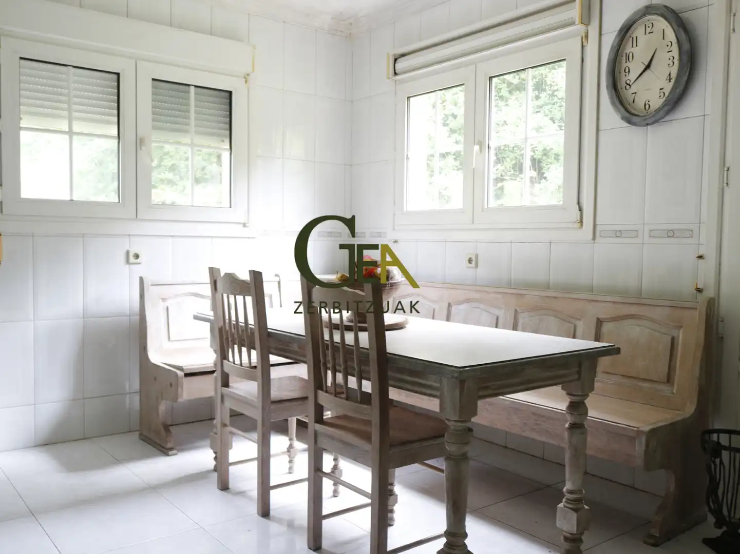 Esszimmer von Einfamilien-Reihenhaus zum Verkauf in Alkiza mit Heizung, Privatgarten und Terrasse