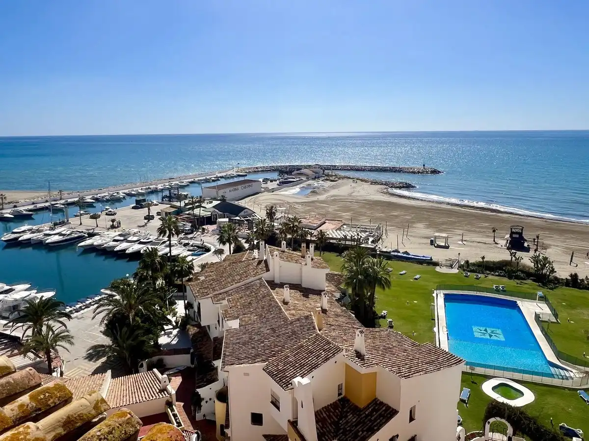 Vista exterior de Planta baixa en venda en Marbella amb Piscina comunitària