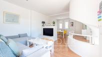 Sala d'estar de Casa adosada en venda en Castelldefels amb Aire condicionat, Calefacció i Jardí privat
