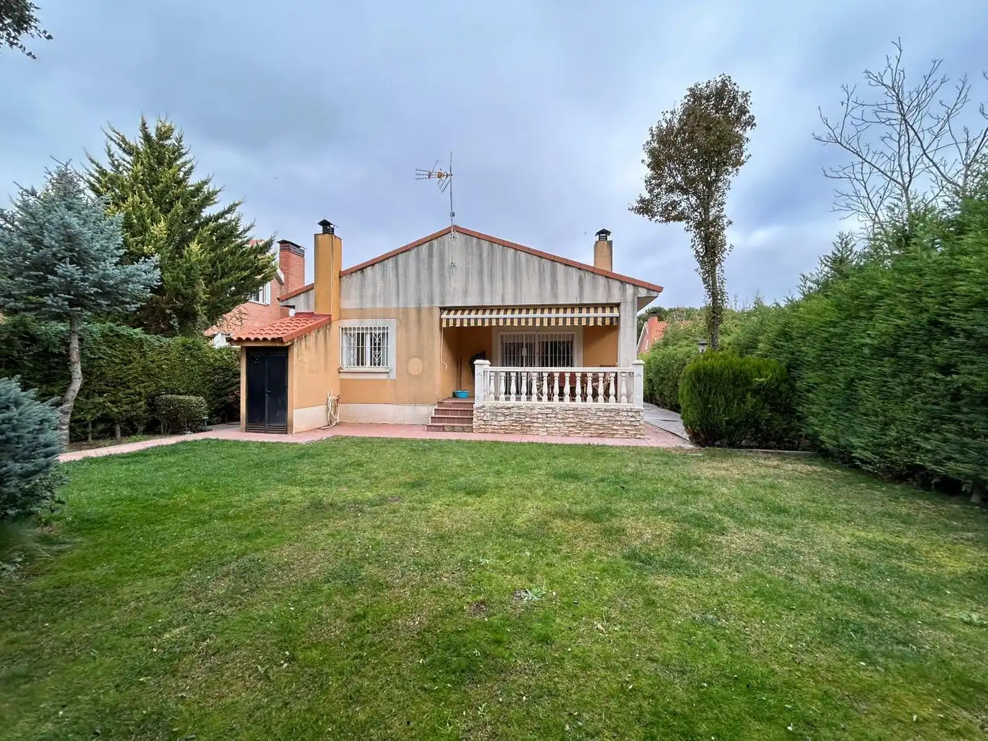 Vista exterior de Casa o xalet en venda en Pioz amb Calefacció, Jardí privat i Alarma