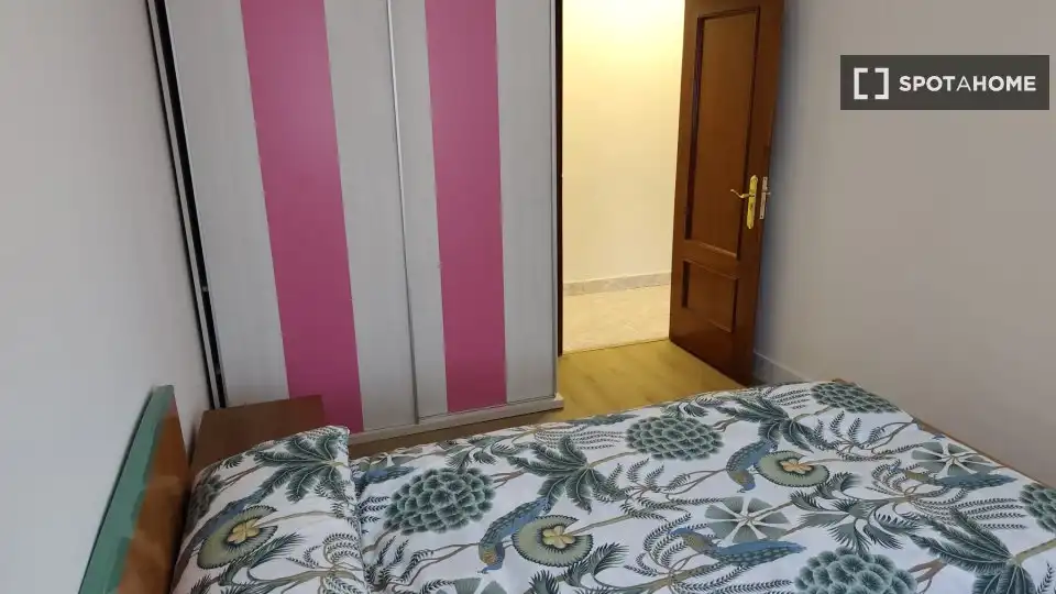 Bedroom of Flat for share in Bilbao   with Air Conditioner, Terrace and Furnished