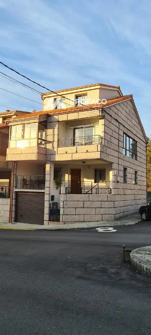 Adossat amb jardí en venda a Rúa Boborás