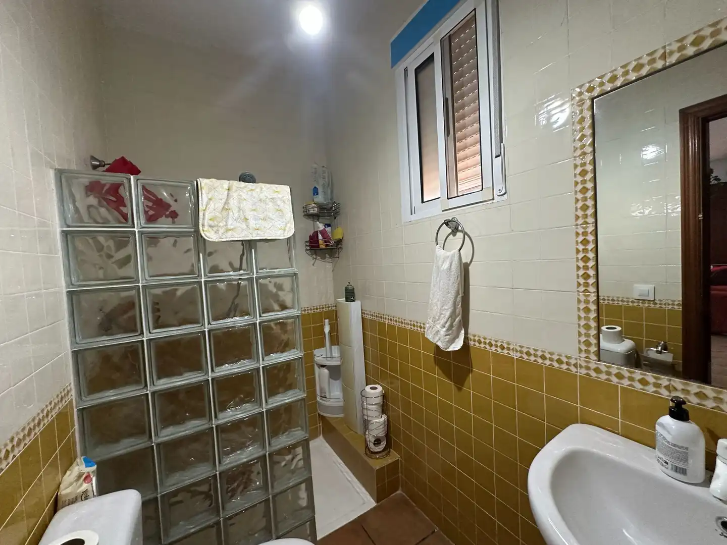 Bathroom of Houses for sale in Mengabril  with Air Conditioner, Heating and Swimming Pool