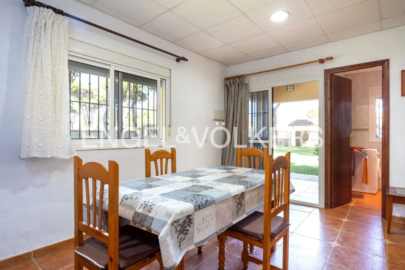 Vista exterior de Casa o xalet en venda en Chiclana de la Frontera amb Calefacció, Jardí privat i Terrassa