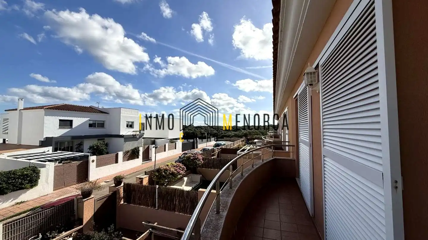 Vista exterior de Casa adosada en venda en Es Castell amb Aire condicionat, Jardí privat i Terrassa