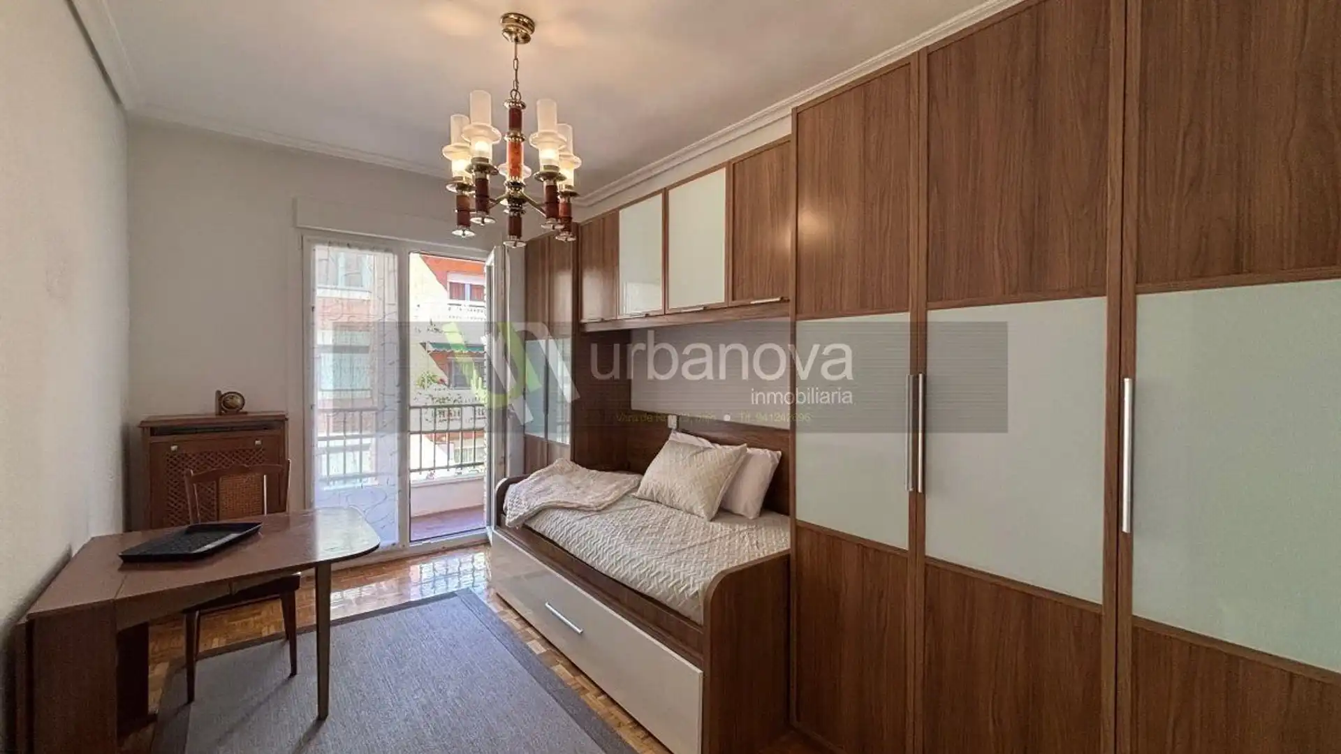 Dormitori de Pis de lloguer en  Logroño amb Calefacció, Parquet i Terrassa