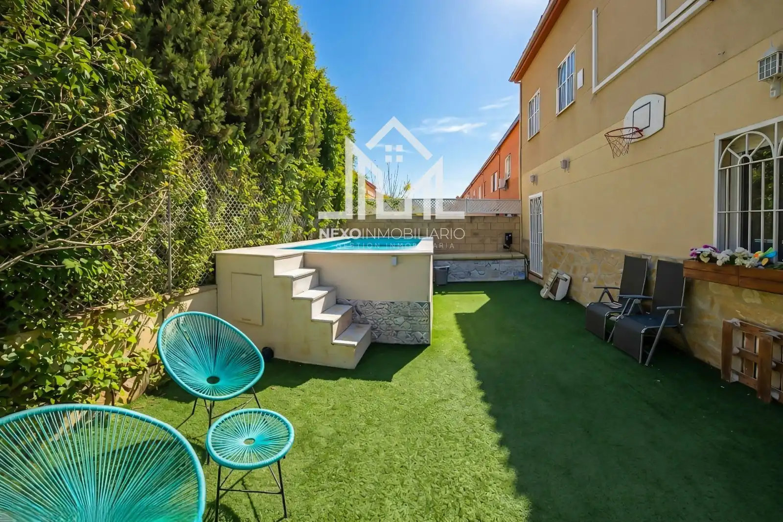 Casa aparellada amb piscina en venda a Gladiolos