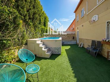Maison jumelée avec piscine à vendre à Gladiolos