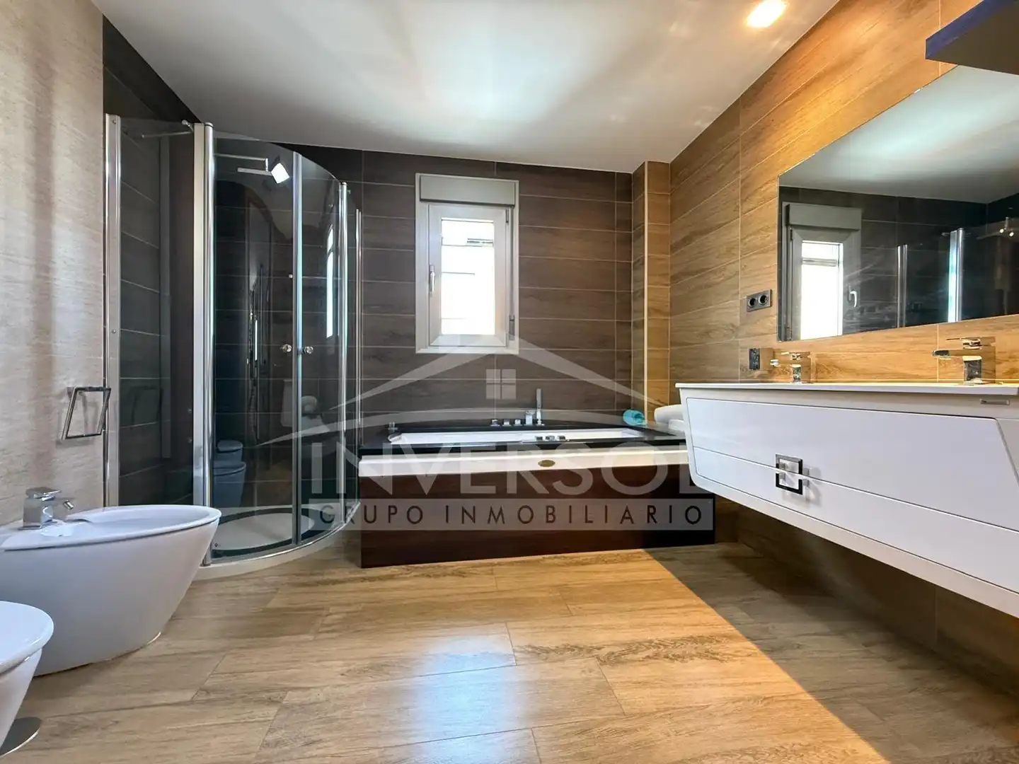 Bathroom of Flat for sale in Adra  with Air Conditioner, Heating and Furnished