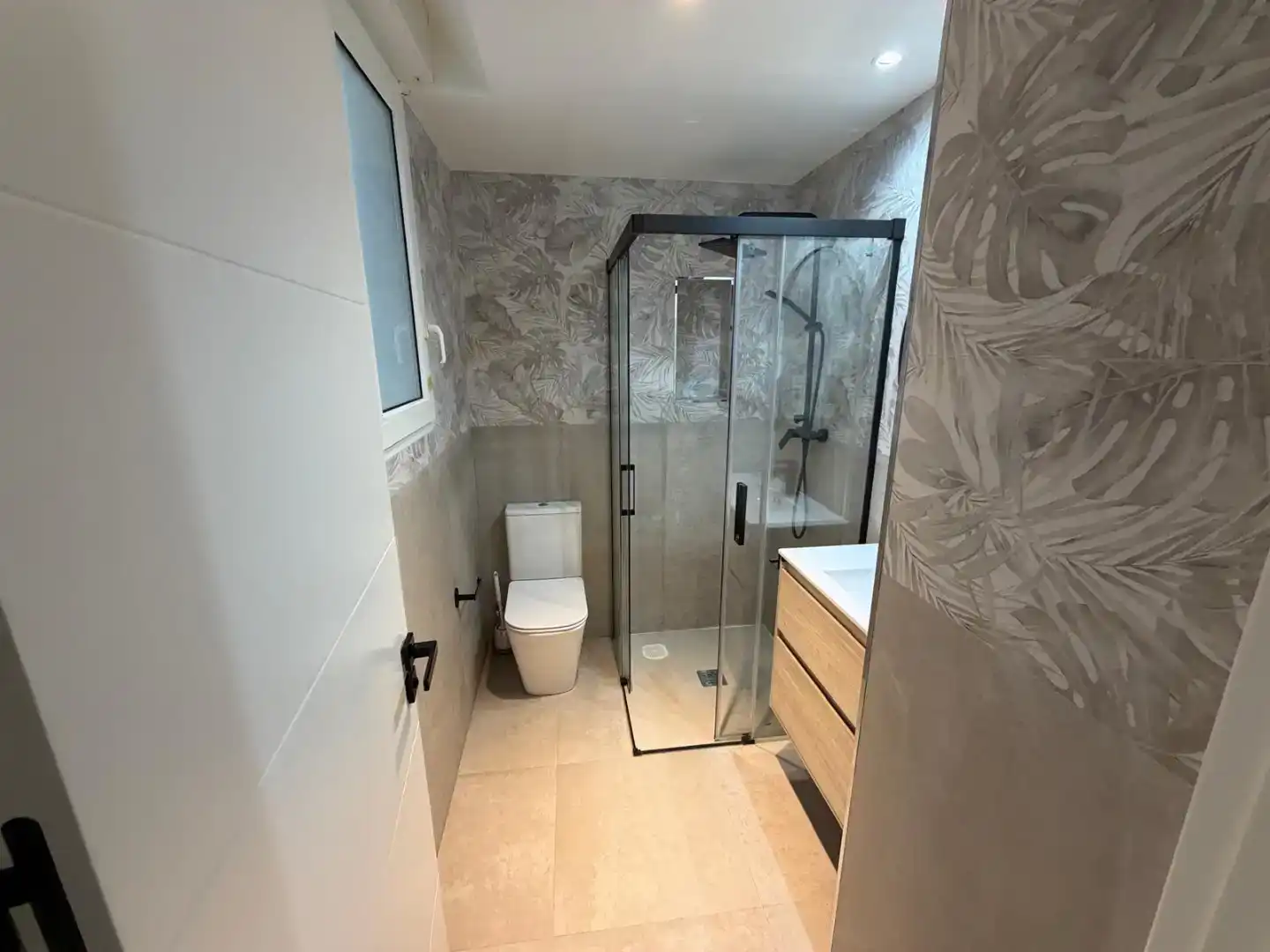 Badezimmer von Erdgeschoss zur Miete in Castro-Urdiales mit Privatgarten, Parkett und Schwimmbad