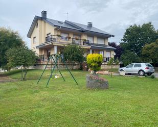 Vista exterior de Casa o xalet en venda en Cacabelos amb Terrassa, Piscina i Balcó