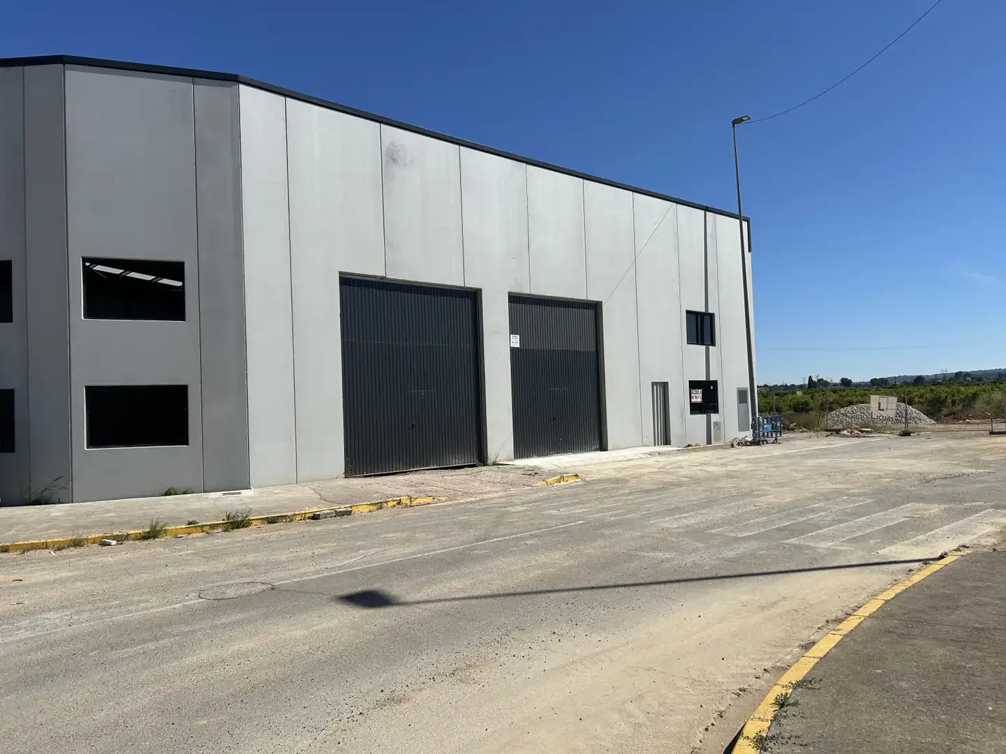 Exterior view of Industrial buildings for rent in Torrent