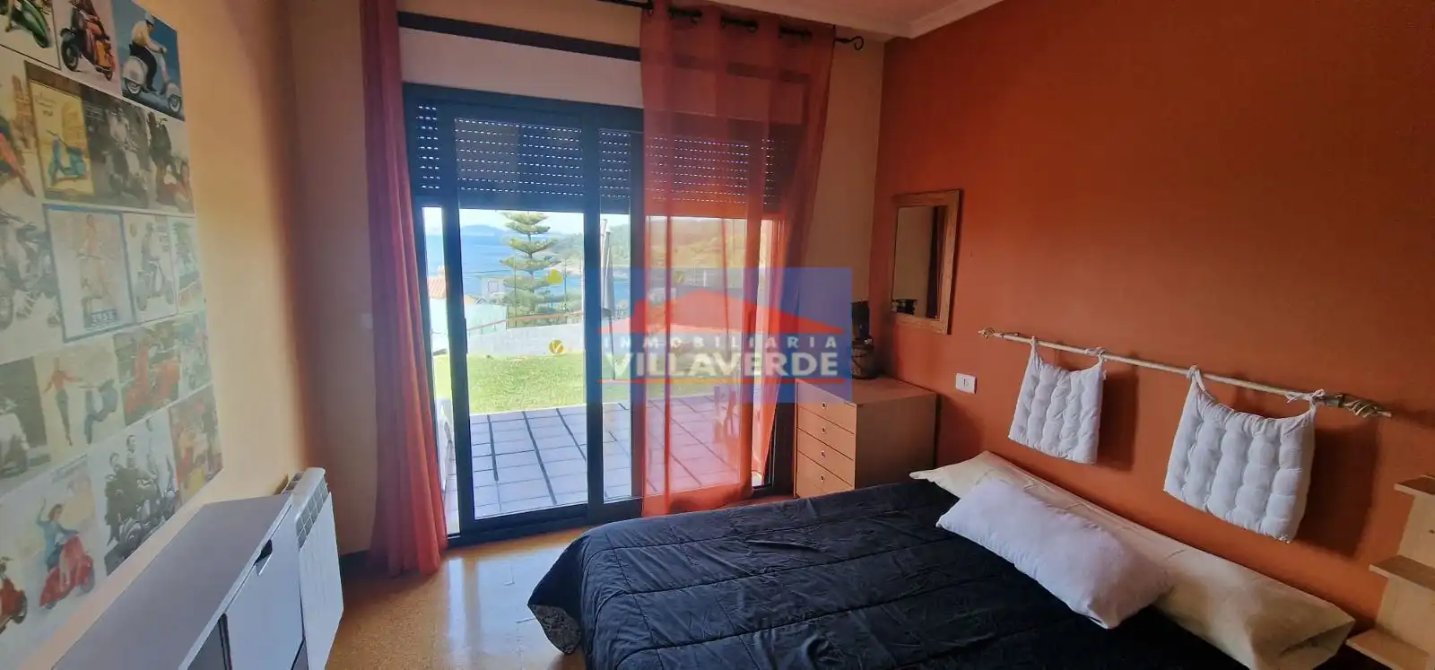 Dormitori de Casa o xalet en venda en Cangas  amb Calefacció, Terrassa i Traster