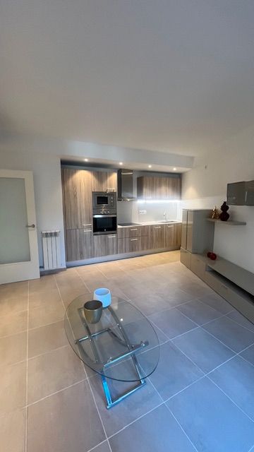 Cuina de Apartament en venda en Girona Capital amb Aire condicionat, Calefacció i Moblat