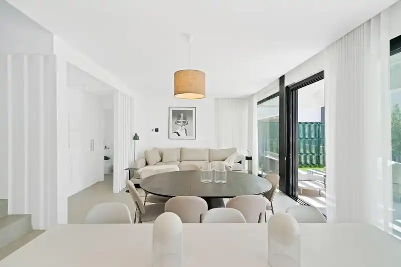 Sala de estar de Casa adosada de alquiler en Estepona con Aire acondicionado, Jardín privado y Terraza